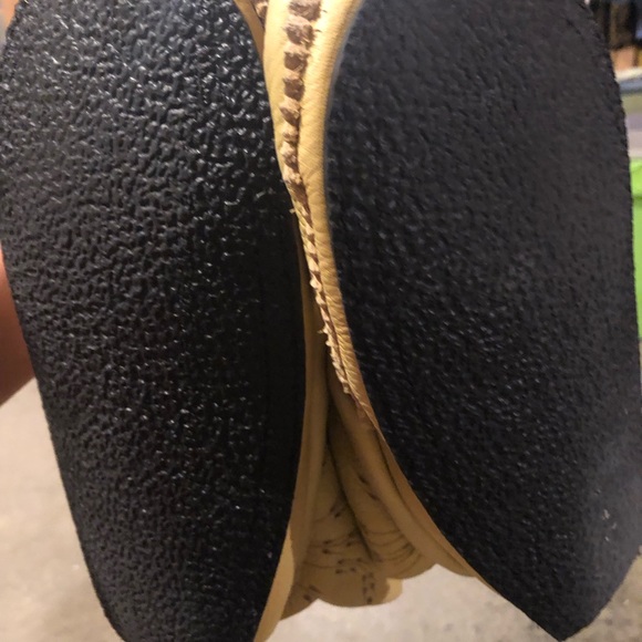 COPY - manitobah mukluks - Picture 5 of 11